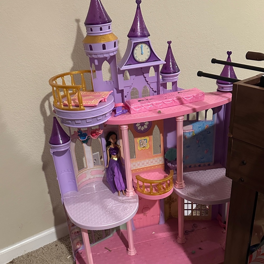 Disney Princess Ultimate dream castle (NO ACCESSORIES EXCEPT PICTURED)